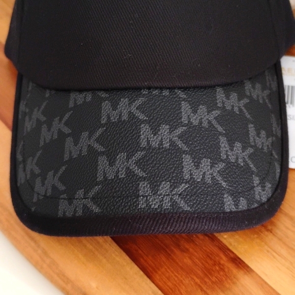 Michael Kors 🔥 NWT 🔥 Black Cap w/ logo design on the brim in leather material. - Picture 4 of 12